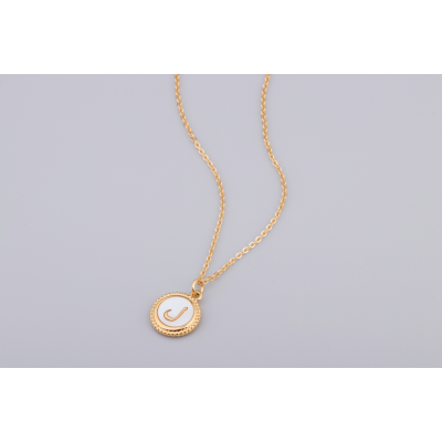 Golden pendant with insertion of a pearly shell medallion decorated with the letter “Lâm”ل